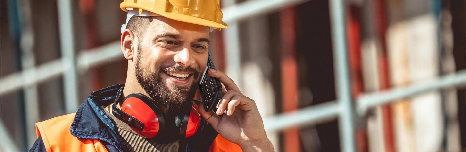 Pracownik budowlany rozmawiający przez telefon HAMMER HORIZON LTE