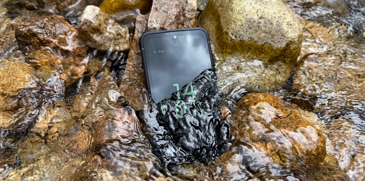 HAMMER RANGER w potoku na skałach