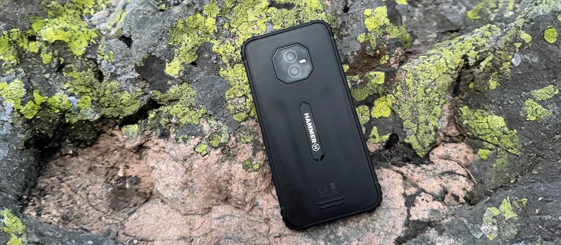 HAMMER RANGER leżący na skałach