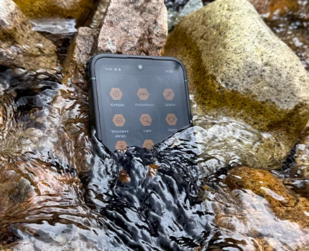 HAMMER RANGER w potoku na skałach