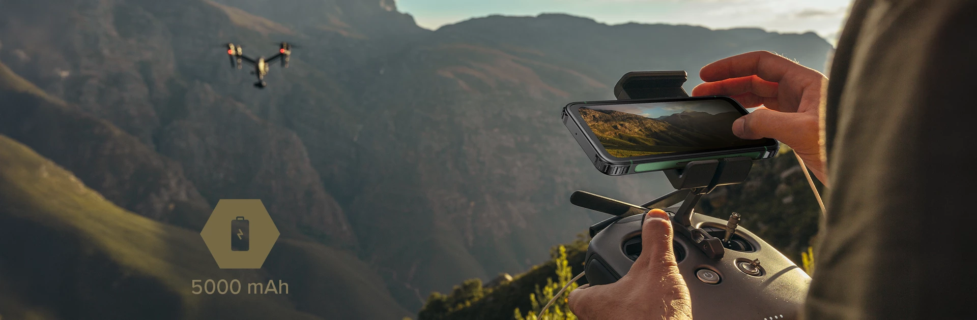 Mężczyzna pilotujący drona za pomocą HAMMER RANGER