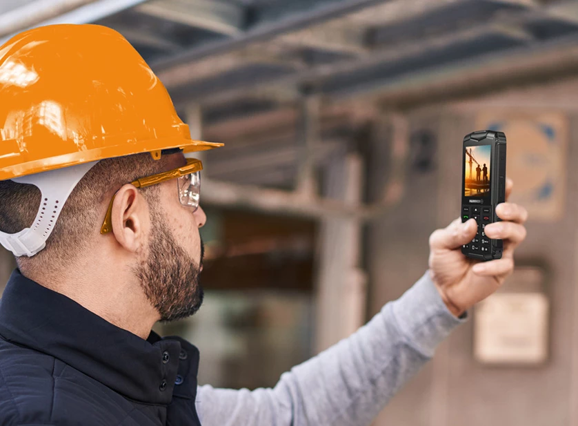 Pracownik budowy wykonujący zdjęcie telefonem HAMMER HORIZON LTE